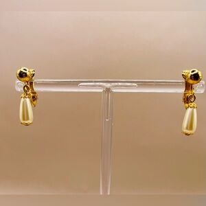 Vintage Sarah Coventry faux pearl earrings clip on. Gold tone. Classic